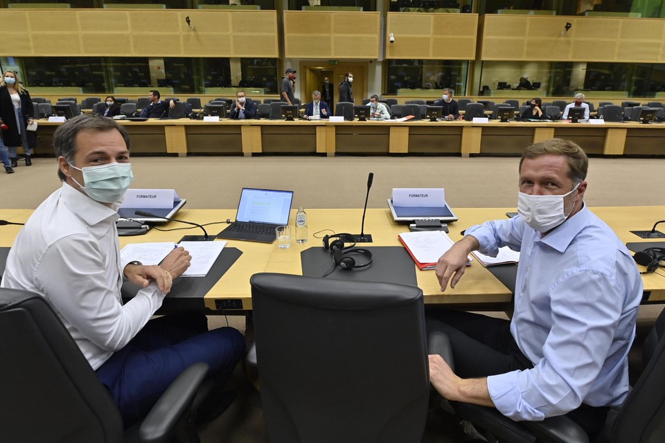 De twee formateurs Alexander De Croo (Open VLD, links) en Paul Magnette (PS) leiden de onderhandelingen in het Egmontpaleis. Slechts een van hen kan premier worden.