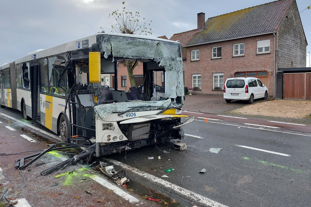 De Lijn zwaargewond na botsing tegen vrachtwagen (Evergem) | Het Nieuwsblad