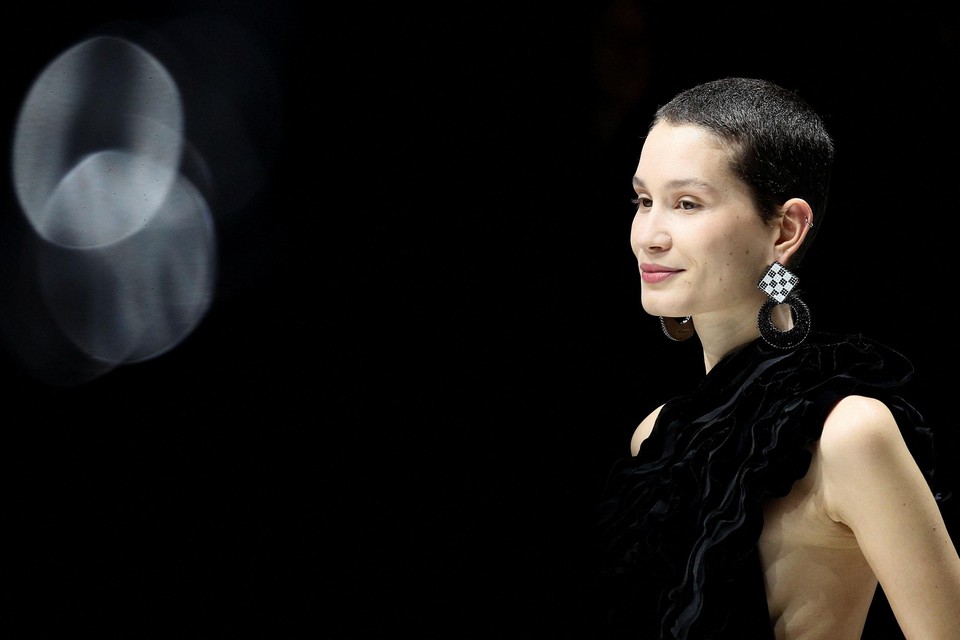 Een lachend model op de catwalk van het Italiaanse huis Armani.