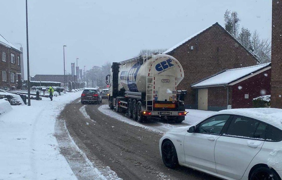 Op de Riemsterweg in Kleine-Spouwen kan een vrachtwagen de helling niet op.