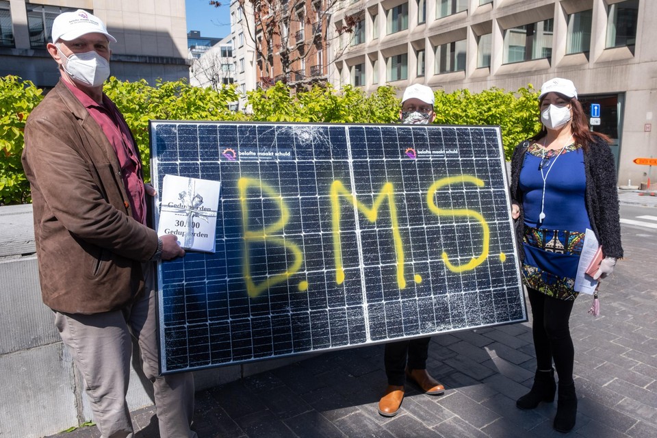 “Belofte Maakt Schuld”, met die boodschap stapte onder meer Essenaar Marc Lemmens naar het Vlaams Parlement om politici te wijzen op hun geknoei met de zonnepanelen. 