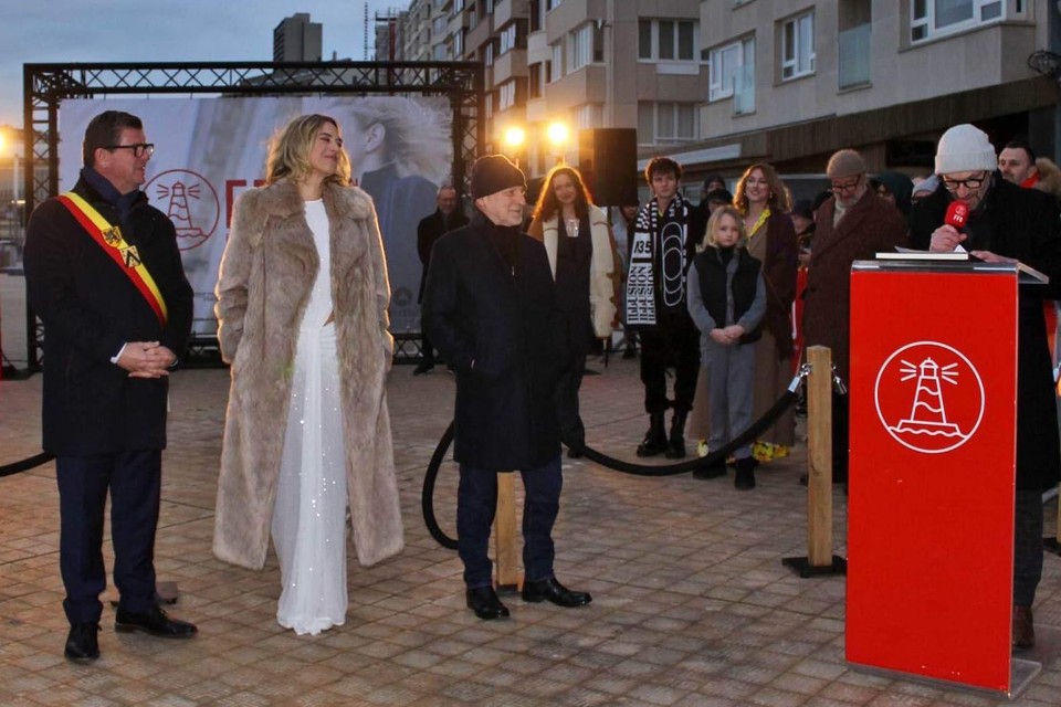 De eer om de eerste twee sterren van deze editie te onthullen viel te beurt aan actrice Natali Broods (tweede van links) en regisseur Dominique Deruddere (derde van links).