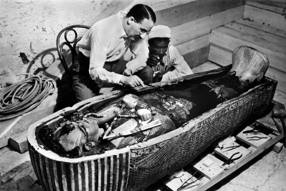 Howard Carter bestudeert het gemummificeerde lichaam van Toetanchamon. 