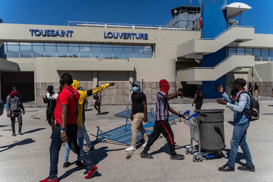 Manifestanten, volgens meerdere bronnen agenten in burger, drongen de luchthaven binnen om van de premier meer actie te eisen om de politie te beschermen.