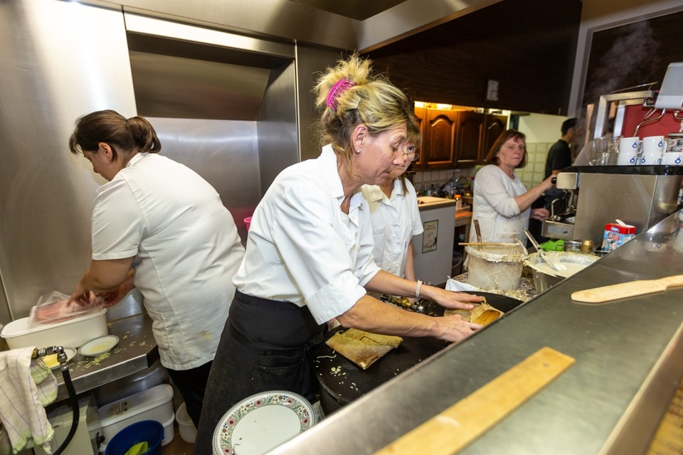 Enkele leden van de “wilde vrouwenbende” van Gwenola. “Er zijn zelfs gepensioneerde baksters die als flexi-job weer willen meehelpen”, zegt Gaëlle Laurier.