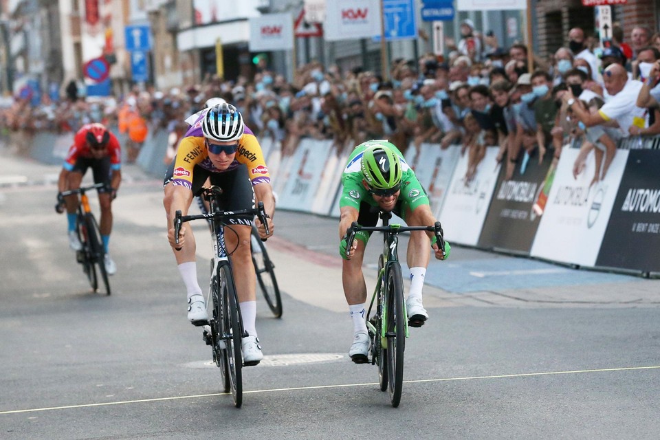 De talrijk opgekomen supporters zagen Mark Cavendish nipt de maat nemen van Tim Merlier in Roeselare.
