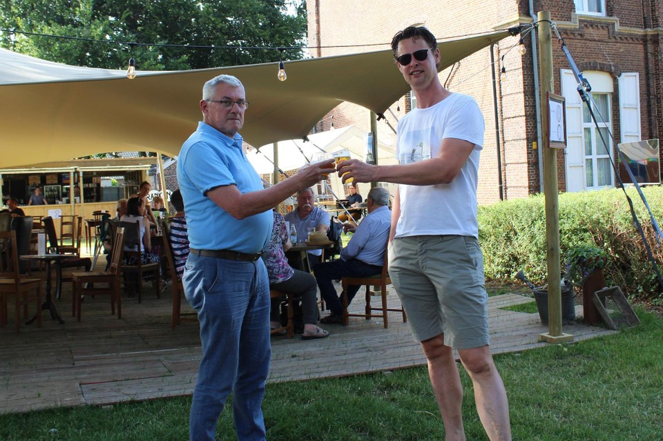 Parochieverantwoordelijke Marc Laenen en mede-bezieler Wim Van de Craen vieren de opening van Bar Bavo.