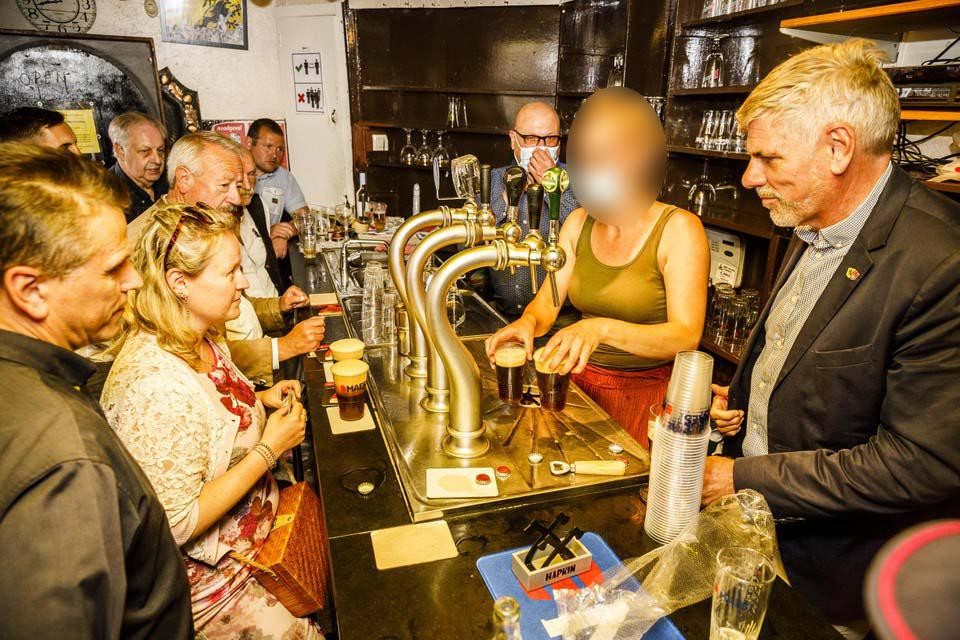 ‘De Beest’ aan de Jezuïtenrui is opnieuw open. Filip Dewinter is behalve kleine aandeelhouder ook occasioneel barman.