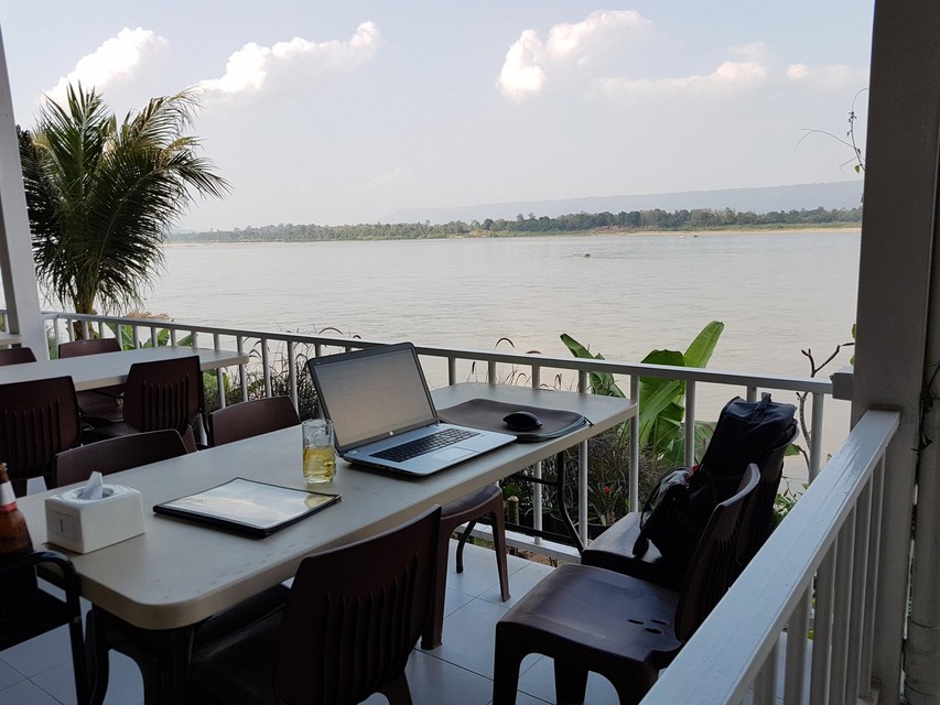 Al sinds 2007 overwintert Nick in Thailand: van december tot april. “Met mijn laptop aan de Mekongrivier kan ik even goed werken als thuis”, zegt hij. 