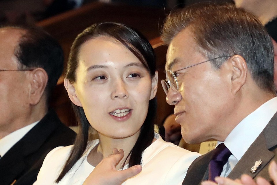 Kim Yo Jong (links) met de Zuid-Koreaanse president Moon Jae-in (rechts).  
