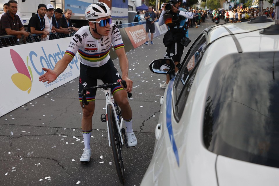 Evenepoel ging na de aankomst verhaal halen bij de wedstrijdjury.