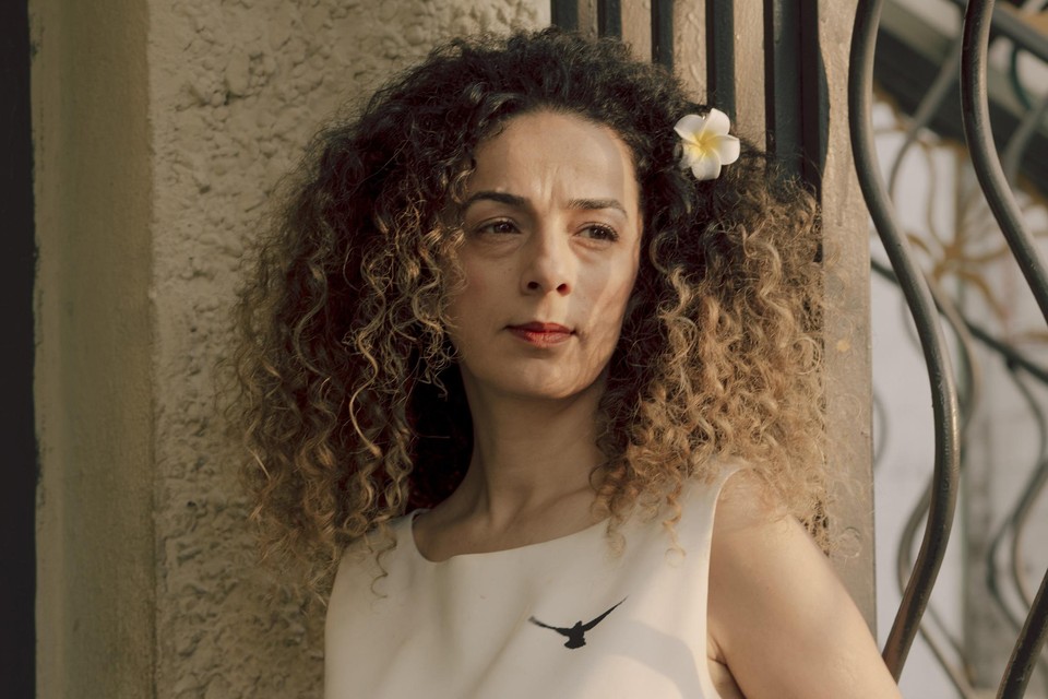 In 2017 startte Alinejad de ‘witte woens­dagen’, waarbij vrouwen in Iran zich tegen de voorschriften in in het wit kleden. 