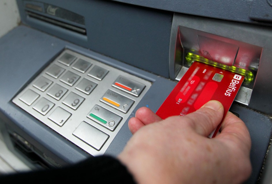 Eenmaal het geld op de rekening van een geldezel staat, wordt het quasi onmiddellijk afgehaald aan een bankautomaat. 