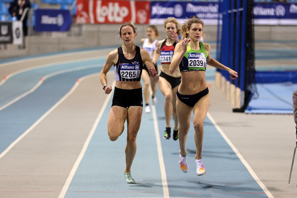Op de 400m van de Vlaamse titelstrijd werd Helena Ponette (rechts) nipt geklopt door Imke Vervaet.