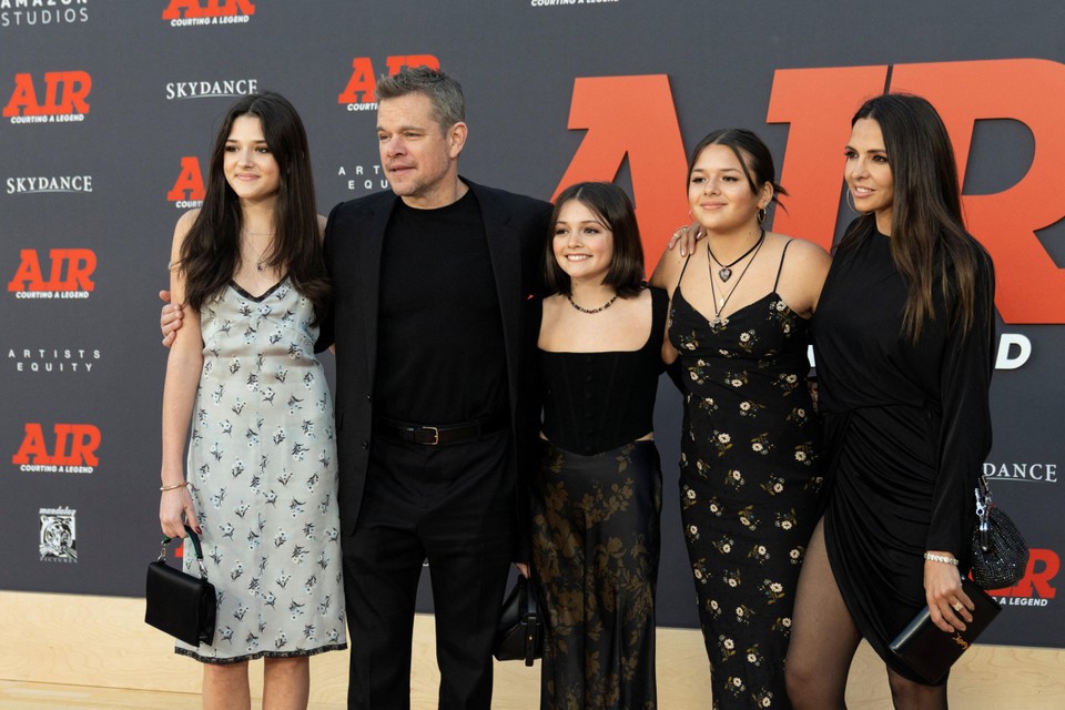 ik draag kleding Zijdelings Medisch Zeldzaam beeld: Matt Damon poseert met vrouw en kinderen op rode loper |  Het Nieuwsblad Mobile