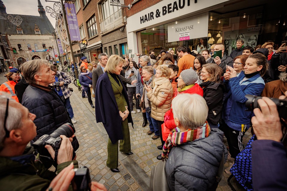 Buiten stonden heel wat Mechelaars en scholieren haar enthousiast op te wachten.
