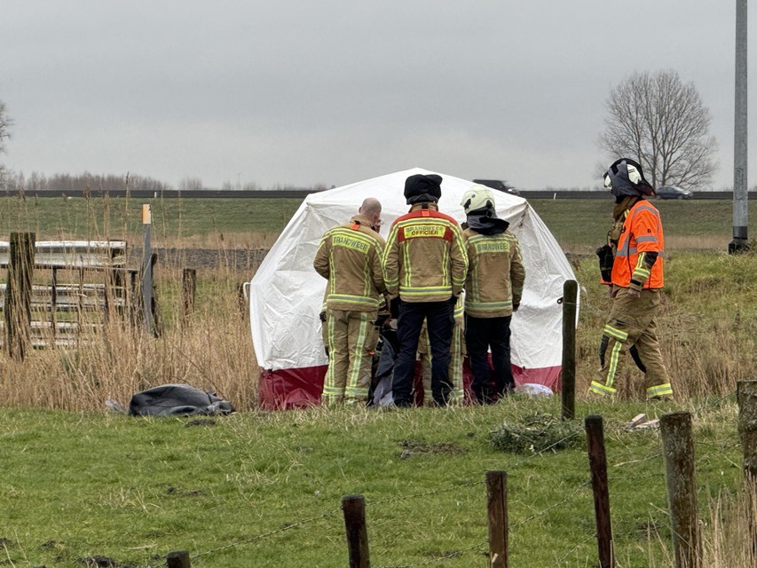 One passenger died on the spot. The fire brigade places a tent over the victim.