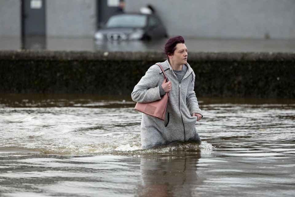 In Noord-Ierland veroorzaakte storm Ciarán al zware overstromingen. Zo’n vaart zal het bij ons niet lopen, voorspellen meteorologen.