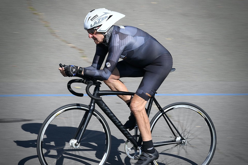 Zijn uurrecordpoging doet Herman vrijdag op een tweedehands aluminium fiets. Van Cycling Vlaanderen krijgt hij wielen van carbon te leen. 