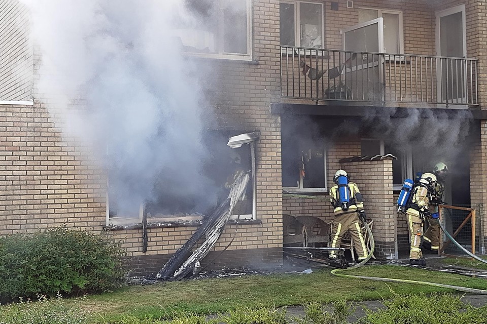 De brand ontstond onderaan in het woonblok en veroorzaakte ook schade aan drie andere flats.Vijf mensen moesten naar het ziekenhuis met ademhalingsproblemen. 