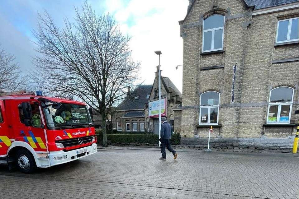 De brandweer aan de school.