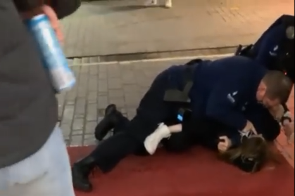 Het meisje verstopte zich in dit hotel in de Vlaanderenstraat. Voor de deur werd ze tegen de grond gewerkt door de politieagenten.