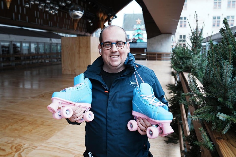 Organisator Quinten Goekint heeft onder de stadshal een parket gelegd. Rolschaatsen kan vanaf donderdag. 