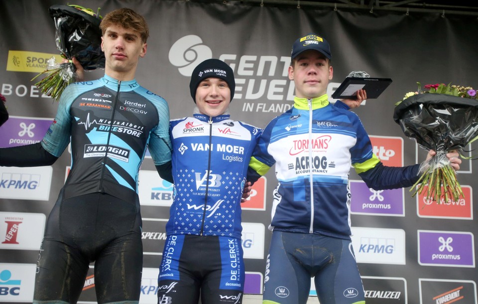 Senne Brys (m) haalde het voor Thor Feyaerts (l) en Noah Coninckx (r)