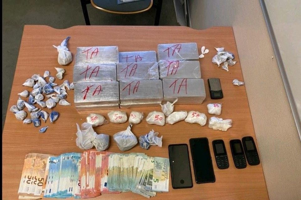 Tijdens een huiszoeking vonden de inspecteurs heroïne, cocaïne, geld en gsm’s. 