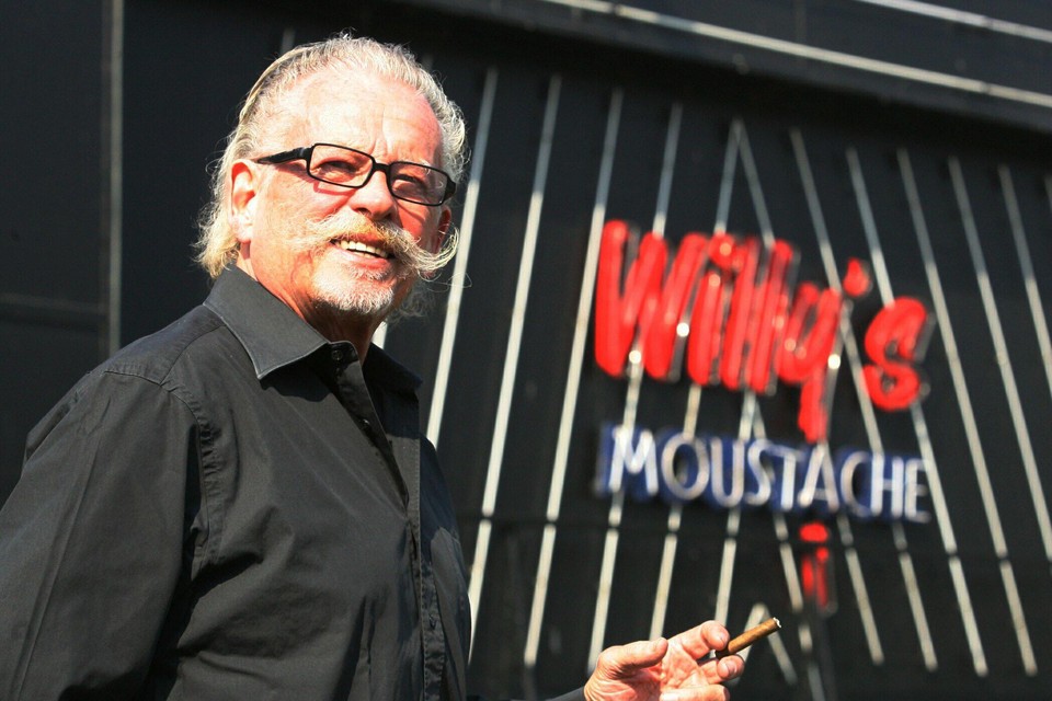Willy Moustache bij zijn discotheek in Blaasveld (Willebroek).