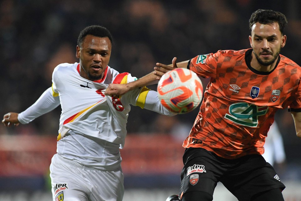 In de vorige ronde ging Openda (l) nog voorbij FC Lorient.