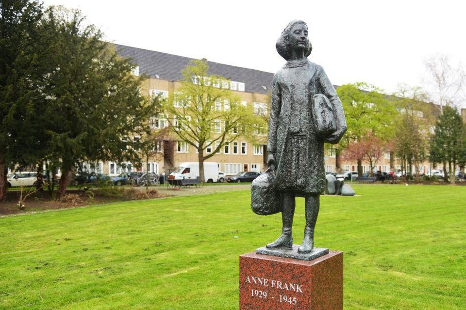 Het standbeeld van Anne Frank op het Merwedeplein.