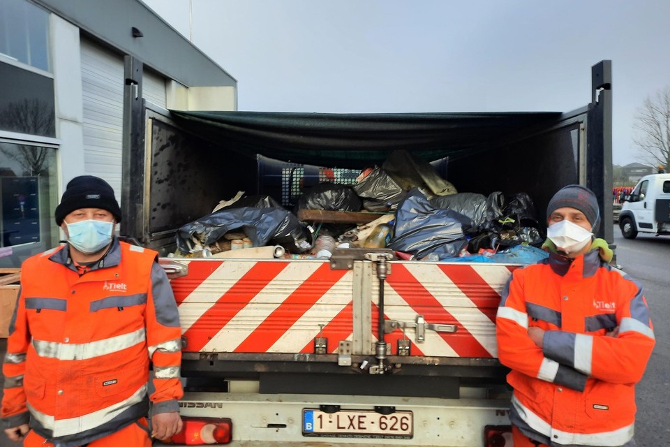 Stadspersoneel haalde onlangs een vrachtwagen vol afval op in de Galgenveldstraat. 