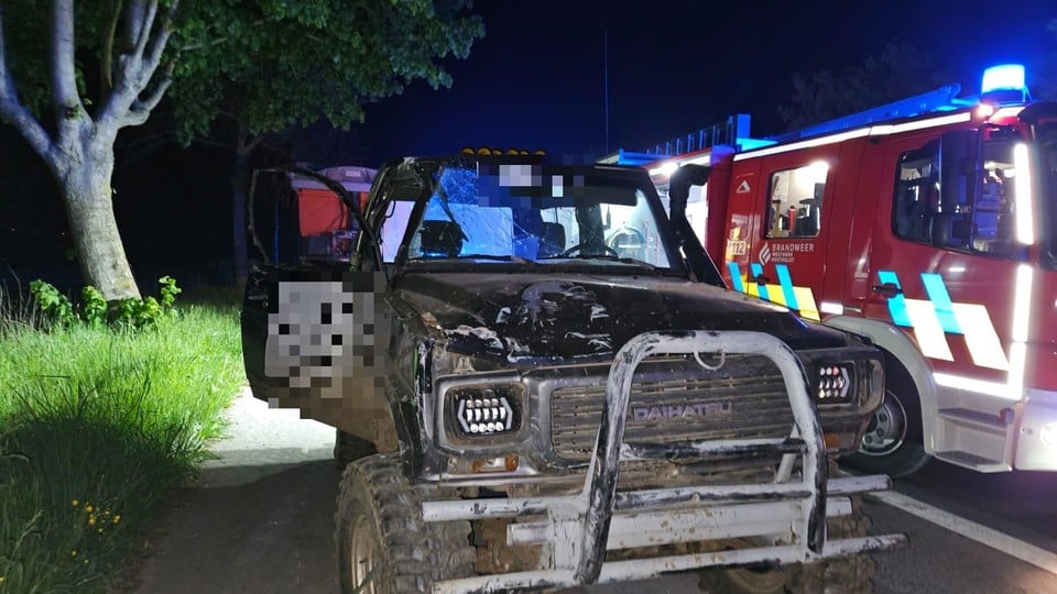 The Daihatsu fell from the trailer.