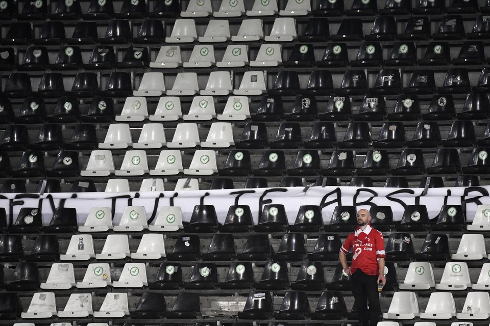 L'unico fan: è stato uno spettacolo pazzesco allo stadio di calcio di Charleroi.  Altri sostenitori del KVK hanno risposto al boicottaggio a causa dell'orario di inizio.   