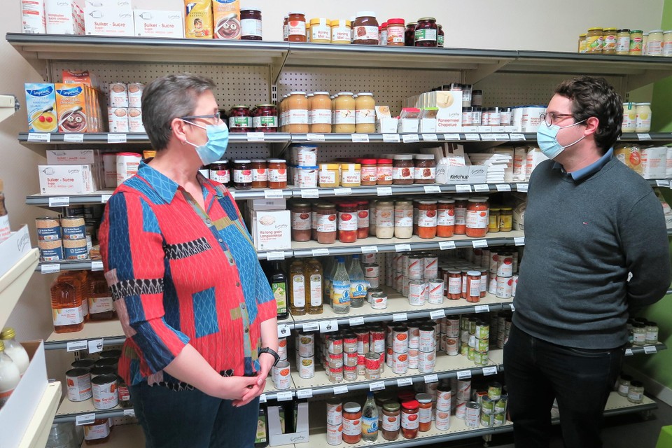 Appel &amp; Ei-voorzitter Vera Smets toont Michael Clockaerts van Paniflower de door vrijwilligers perfect geordende kleine sociale kruidenierswinkel in Bloemendaal. 