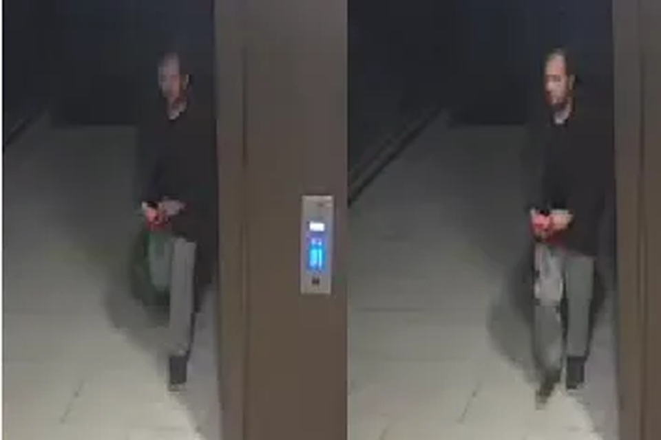 De politie is op zoek naar deze man, die mogelijk een mes verstopt waarmee de moord gepleegd werd.