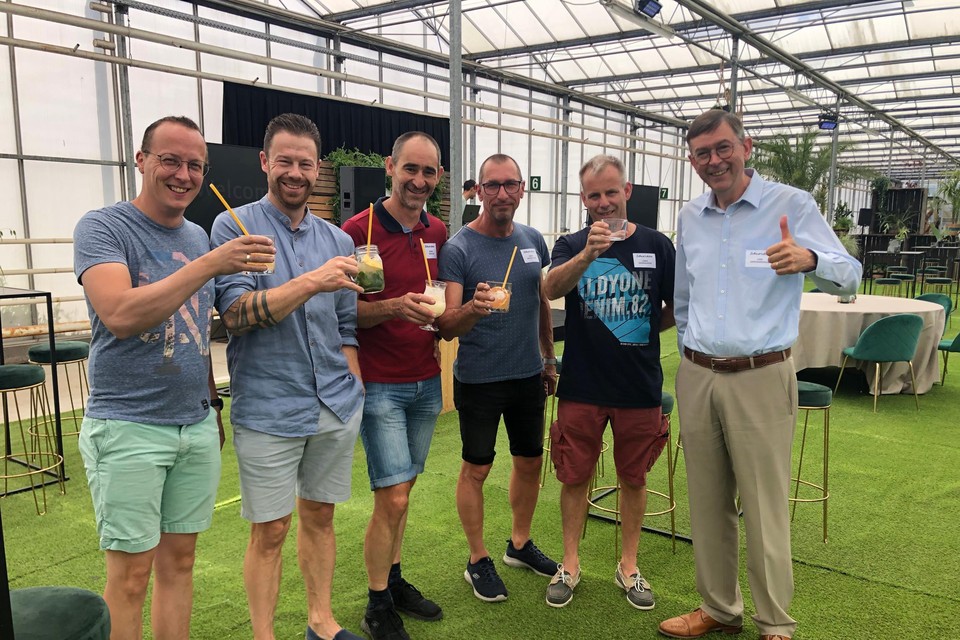 Dirk Vandenberghe, managing director van Aurubis Beerse (rechts op foto), viert samen met enkele werknemers de naamswijziging van het metaalverwerkend bedrijf op een feestlocatie bij Plantrent in Beerse. 
