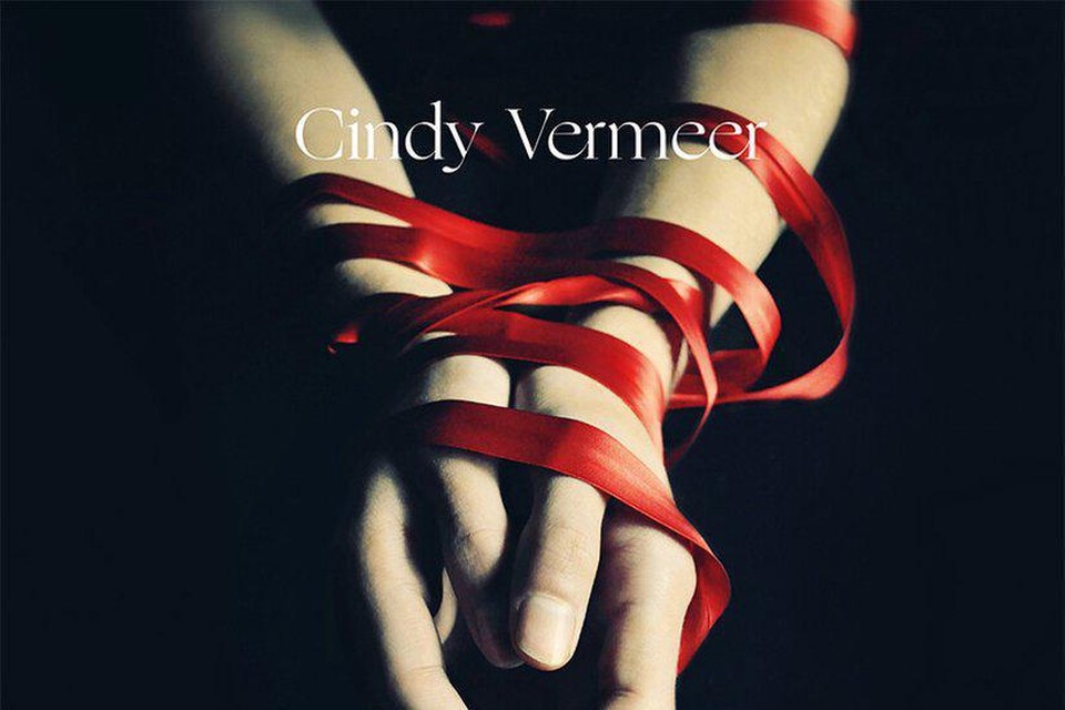 Cindy Vermeer raakt met ‘Zaag me doormidden’ niet veel verder dan een stout zomerboek. 