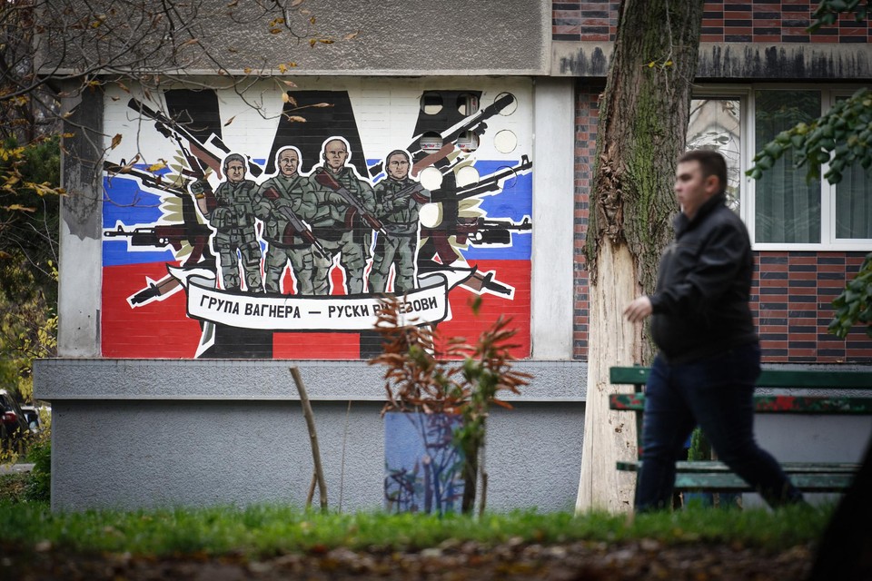 Een muurschildering van de Wagner-groep in Belgrado. Veel Serviërs beschouwen de Russen als een broedervolk. 