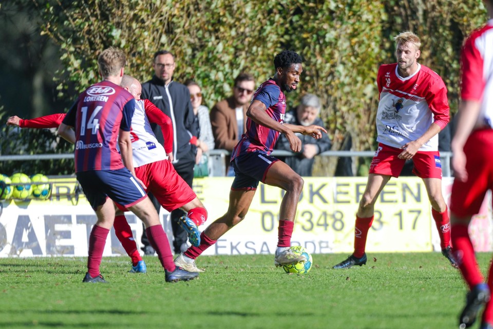 Doorslaar - HO Kalken: John Agbo probeert bezoekers Enzo Neve en Lukas Poppe te ontwijken.