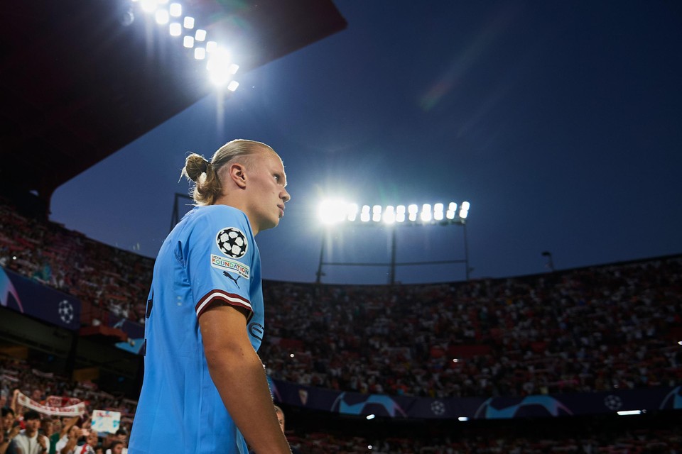 KIJK. De peperdure rugzak, de tranen, zijn meevierende vriendin en een  sigaar: zo beleefde Erling Haaland de finale en het feest achteraf, Champions League