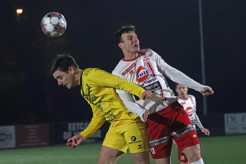 Thijs Benoot (rechts) in een kopduel met bezoeker Robbe Dekiere. 