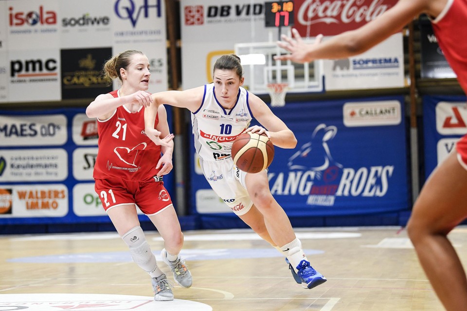 Laure Resimont (r.) sluit woensdag de Europese campagne met Kangoeroes Mechelen af in het Turkse Mersin.