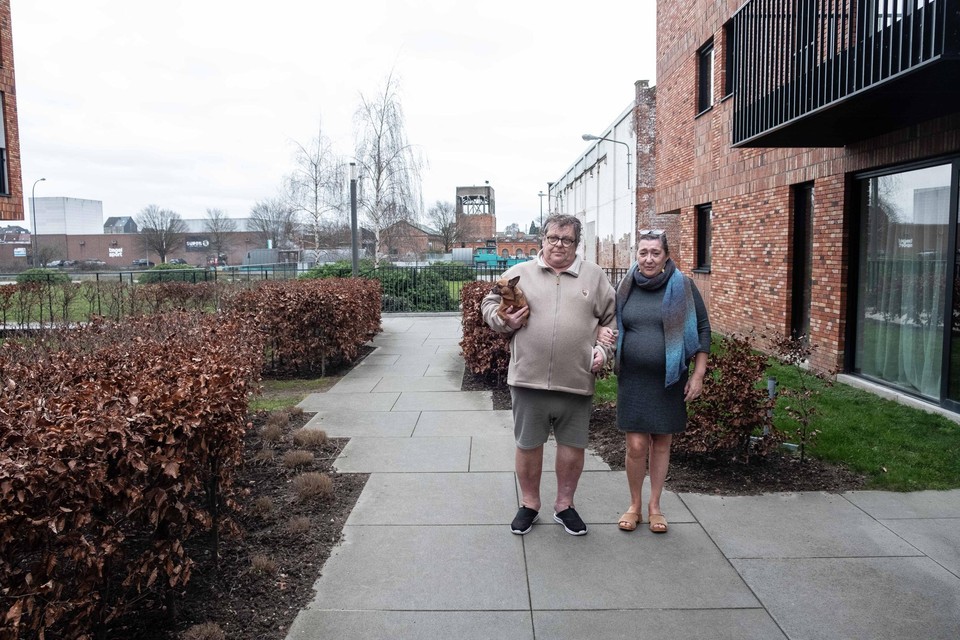 Jean-Pierre Cloetens (58), zijn vrouw Sonja De Backer (59) en hun hondje Fifi. “Dit zicht zijn we binnenkort kwijt.”