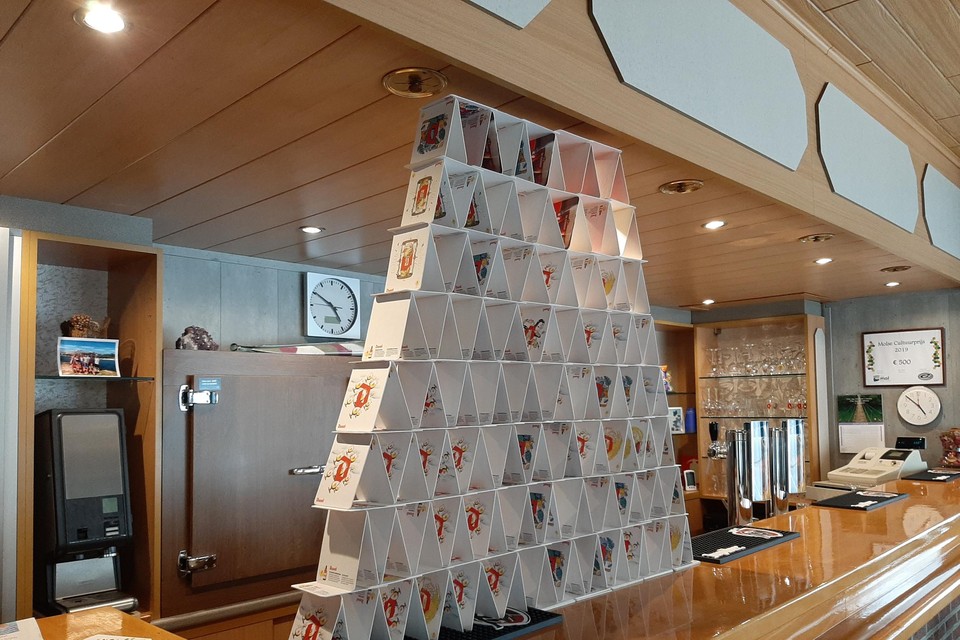 Het bierkaartenhuis prijkt op de toog.