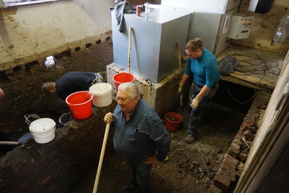 Kilo’s smurrie uit een kelder scheppen, ook dat is teambuilding.