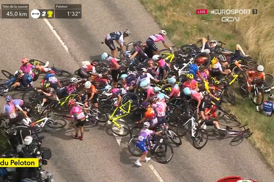 På raksträckan i Tour Femmes går det fel: plötsligt ligger halva pelotonen i en hög under den längsta etappen. På raksträckan i Tour Femmes går det fel: plötsligt ligger halva pelotonen i en hög under den längsta etappen.