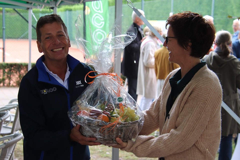 The chairman receives gifts from the sponsors. 