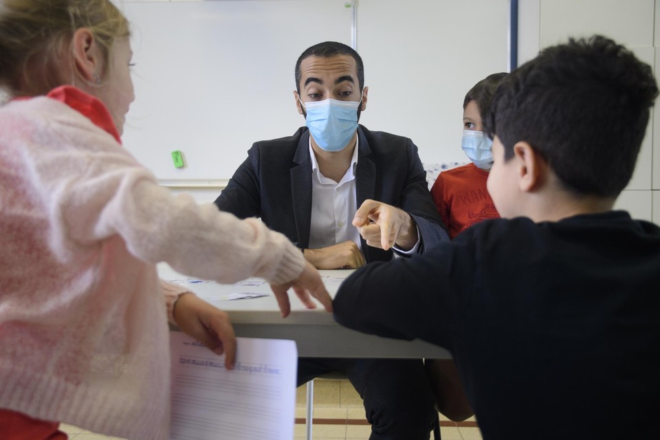 Sammy Mahdi speelt een uurtje ‘memory’ met Selina, Jozef en Matthias.